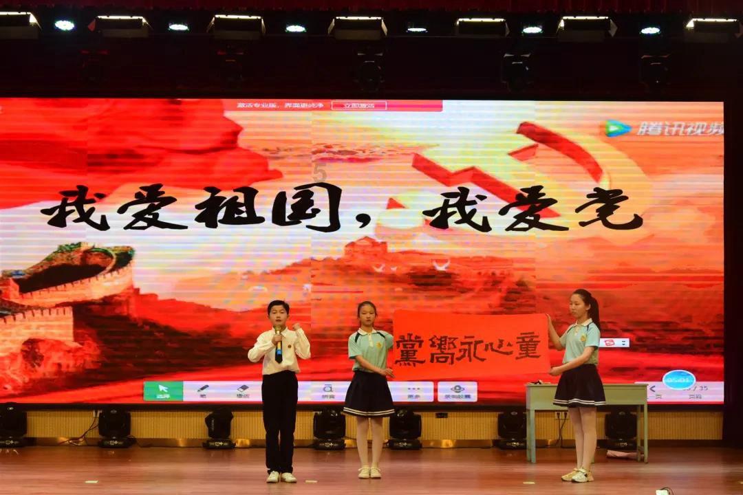 吃早餐的精致女孩